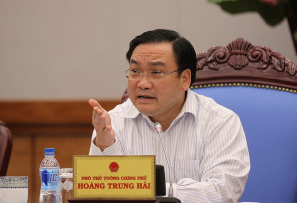 Ph&oacute; Thủ tướng Ho&agrave;ng Trung Hải y&ecirc;u cầu đẩy mạnh việc sản xuất, ph&acirc;n phối v&agrave; sử dụng xăng sinh học E5