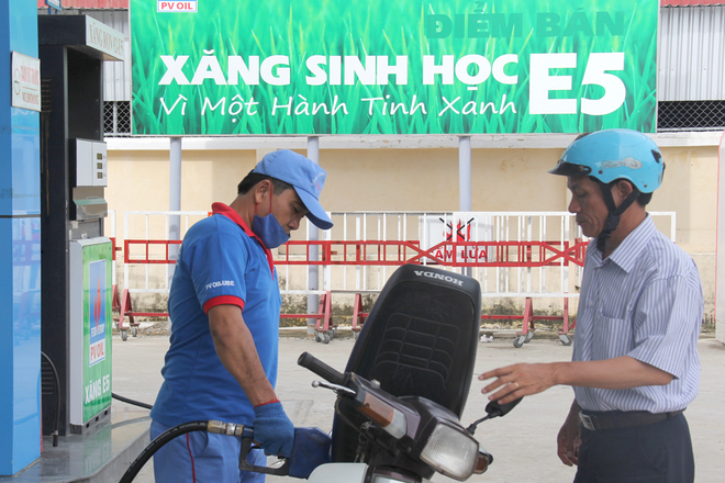 Ph&oacute; Thủ tướng Ho&agrave;ng Trung Hải nhấn mạnh việc th&aacute;o gỡ kh&oacute; khăn để đạt mục ti&ecirc;u 50% c&acirc;y xăng b&aacute;n xăng E5 từ 1/12