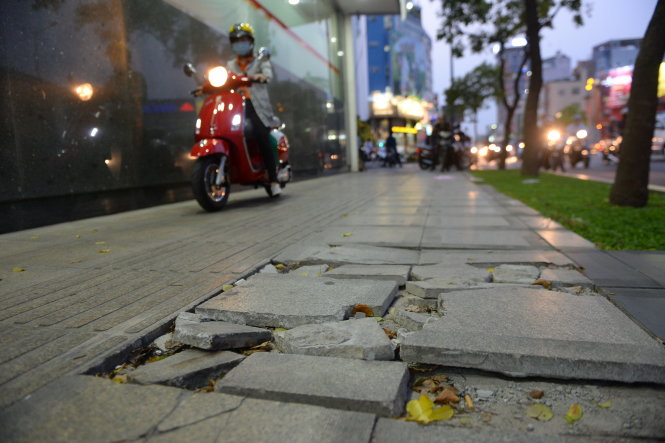 Đ&aacute; granit l&oacute;t tr&ecirc;n vỉa h&egrave; đường Nam Kỳ Khởi Nghĩa, TP.HCM