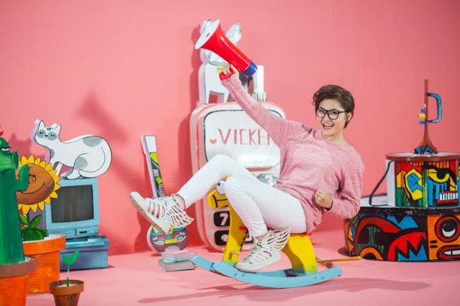 Vicky Nhung diện &aacute;o d&agrave;i nam c&aacute;ch t&acirc;n, quay &lsquo;vội&rsquo; MV Tết