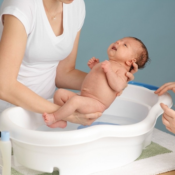 Trẻ dễ bị vi&ecirc;m da, dị ứng do tắm nước l&aacute; 