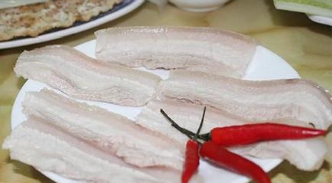 Người mắc bệnh vi&ecirc;m lo&eacute;t đại tr&agrave;ng vốn kỵ thịt mỡ