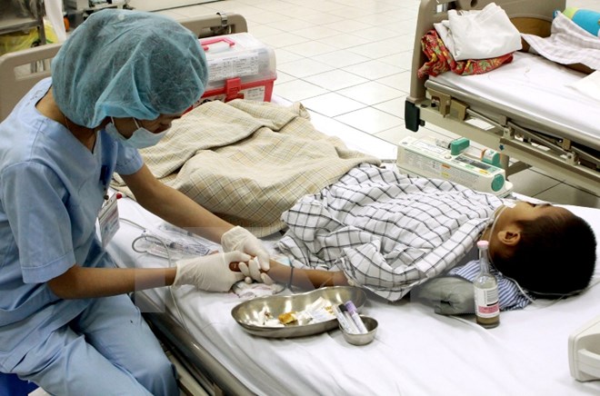 Ngo&agrave;i 7 trường hợp tử vong, hiện c&ograve;n 12 trẻ đang c&oacute; c&aacute;c dấu hiệu vi&ecirc;m n&atilde;o cấp
