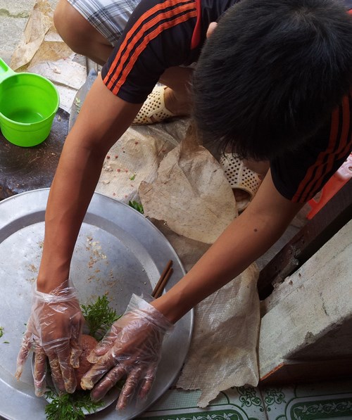 Anh Bình đang làm món chạo cho bữa cơm Đăng ký và nhận 60K 24 bao lì xì miễn phí mỗi ngày