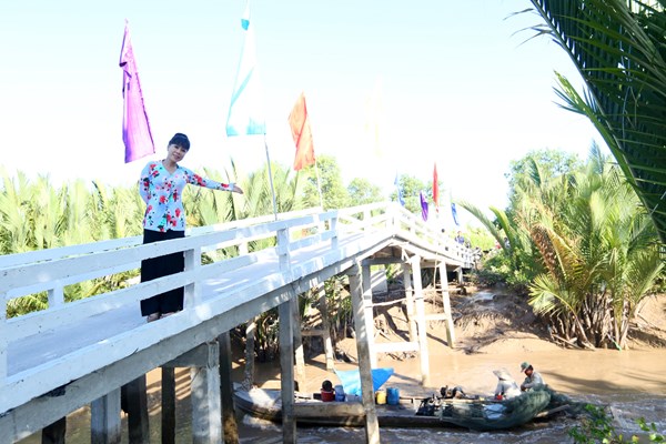 Vi&ecirc;̣t Hương b&ecirc;n c&acirc;y c&acirc;̀u vừa được khánh thành tại tỉnh Bạc Li&ecirc;u 