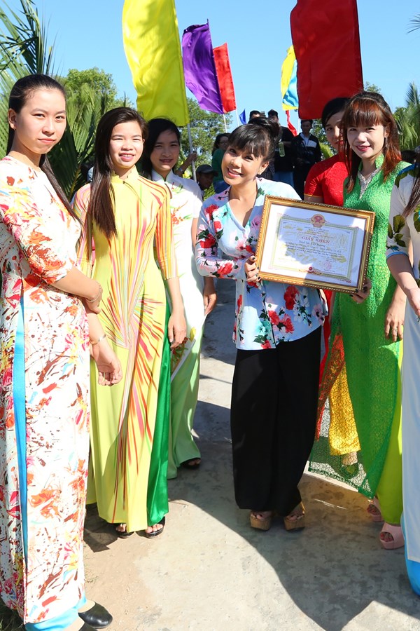 Vi&ecirc;̣t Hương cùng nhi&ecirc;̀u nhà hảo t&acirc;m cùng chung tay x&acirc;y dựng c&acirc;̀u cho bà con vùng qu&ecirc; nghèo 