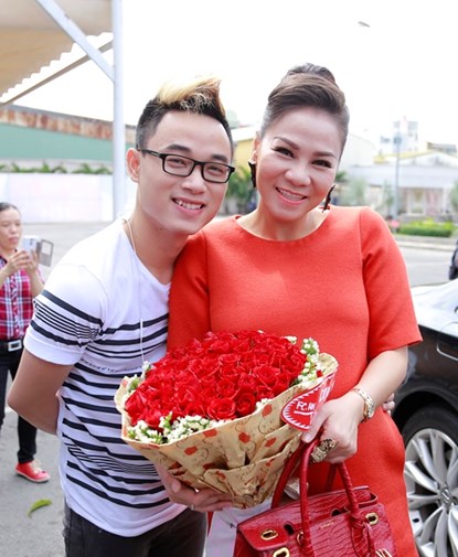 B&agrave; bầu Thu Minh rạng rỡ đi chấm thi Việt Nam Idol 