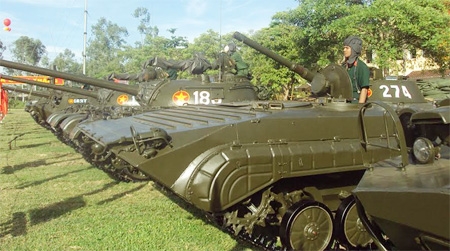 Đội h&igrave;nh xe tăng T54B v&agrave; xe chiến đấu bộ binh BMP-1 của lữ đo&agrave;n 201 