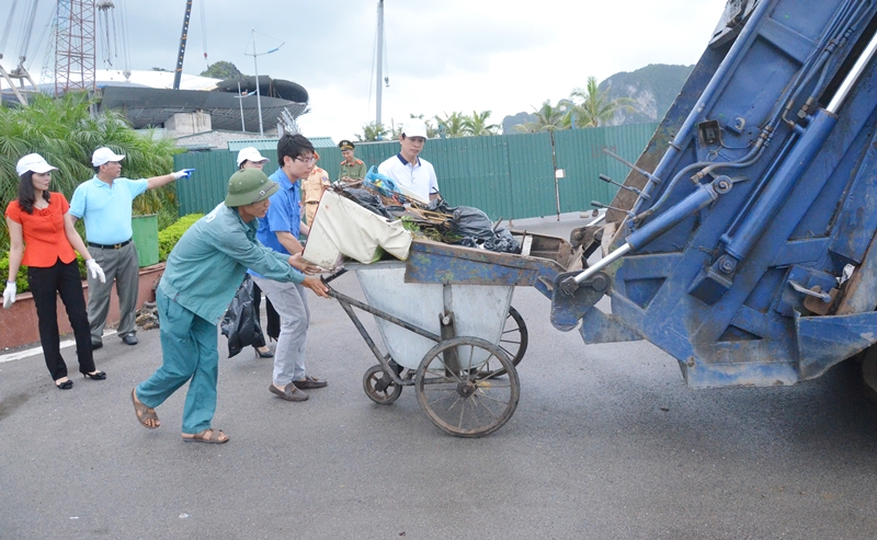 Rác thải được tập kết và chở đi xử lý. Ảnh báo Quảng Ninh