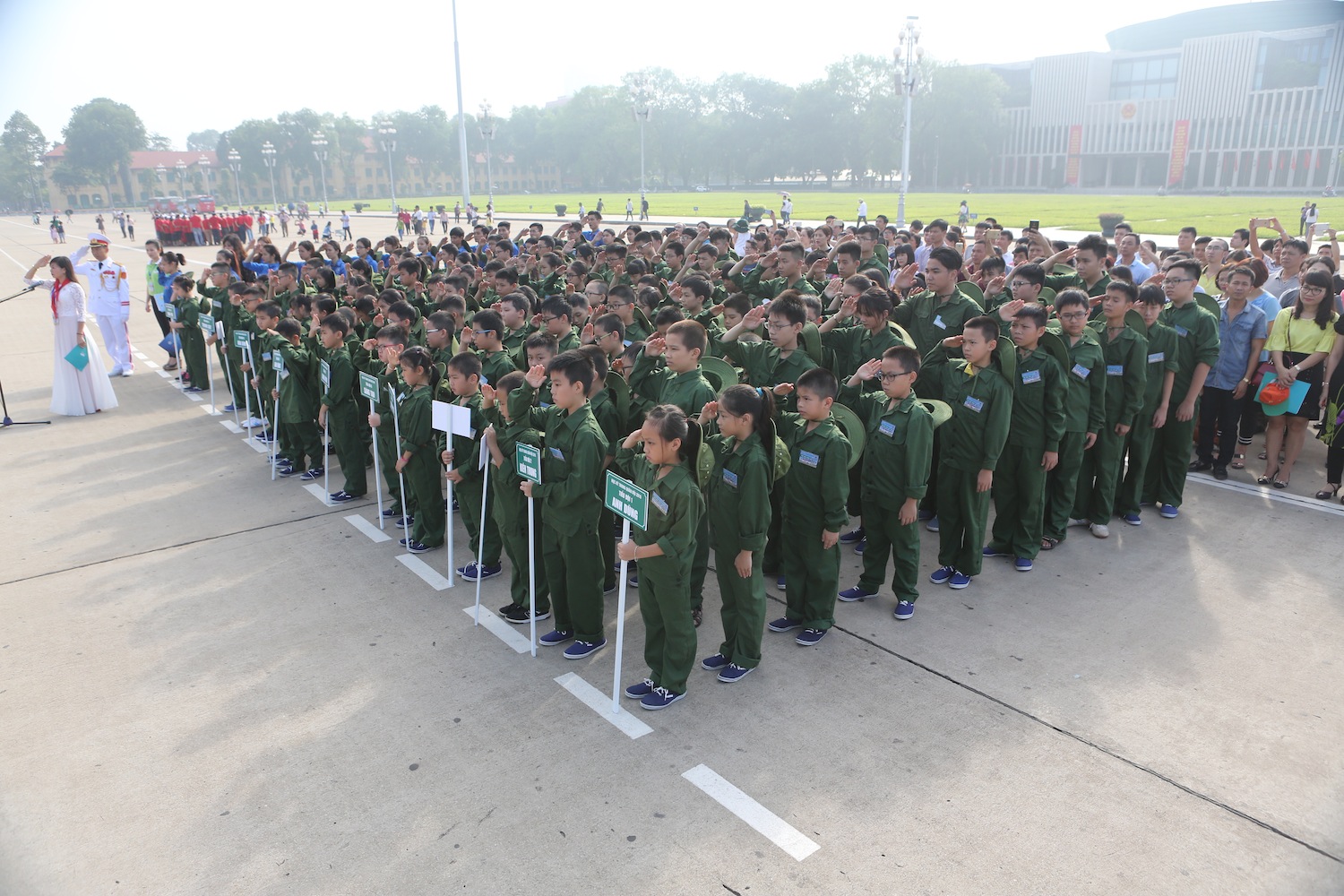 Nghiêm! Chào cờ, chào!