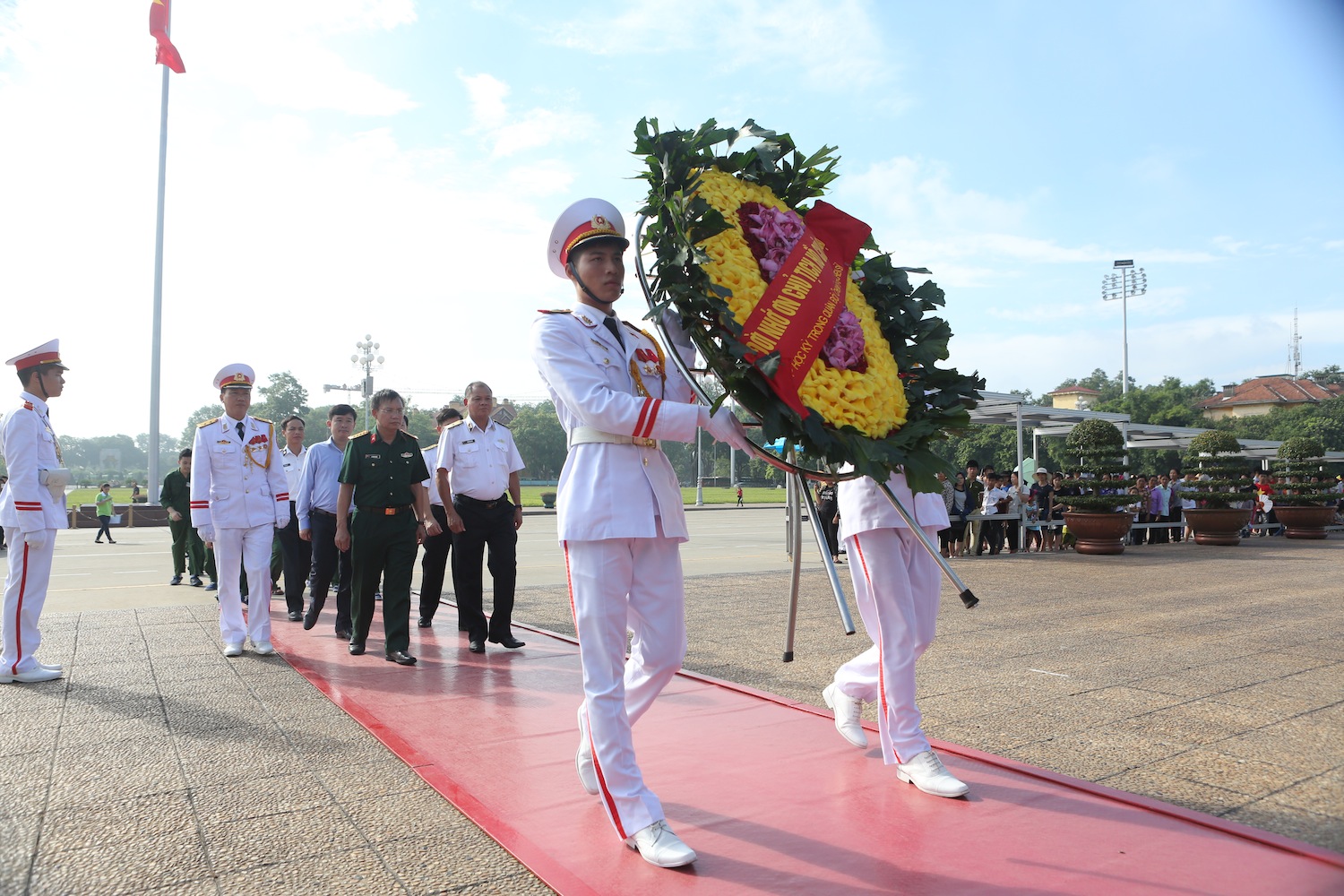 Các bác, các chú đại diện cho Tổng Công ty Viễn thông Viettel vào lăng viếng Bác