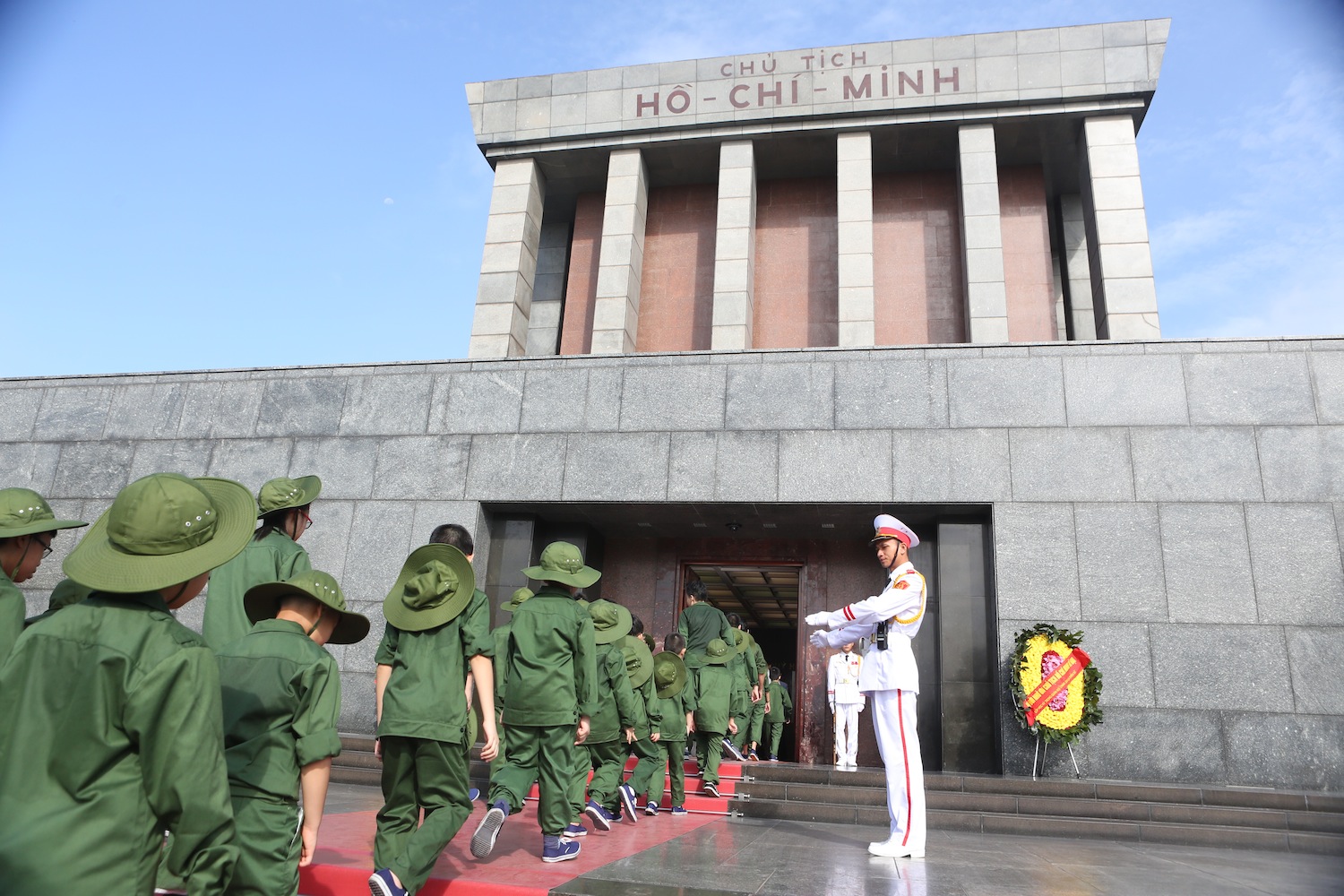 Tuy mới chuẩn bị nhập ngũ nhưng các chiến sỹ nhí của chúng ta vào lăng thăm Bác đi rất đúng hàng, trật tự nhé