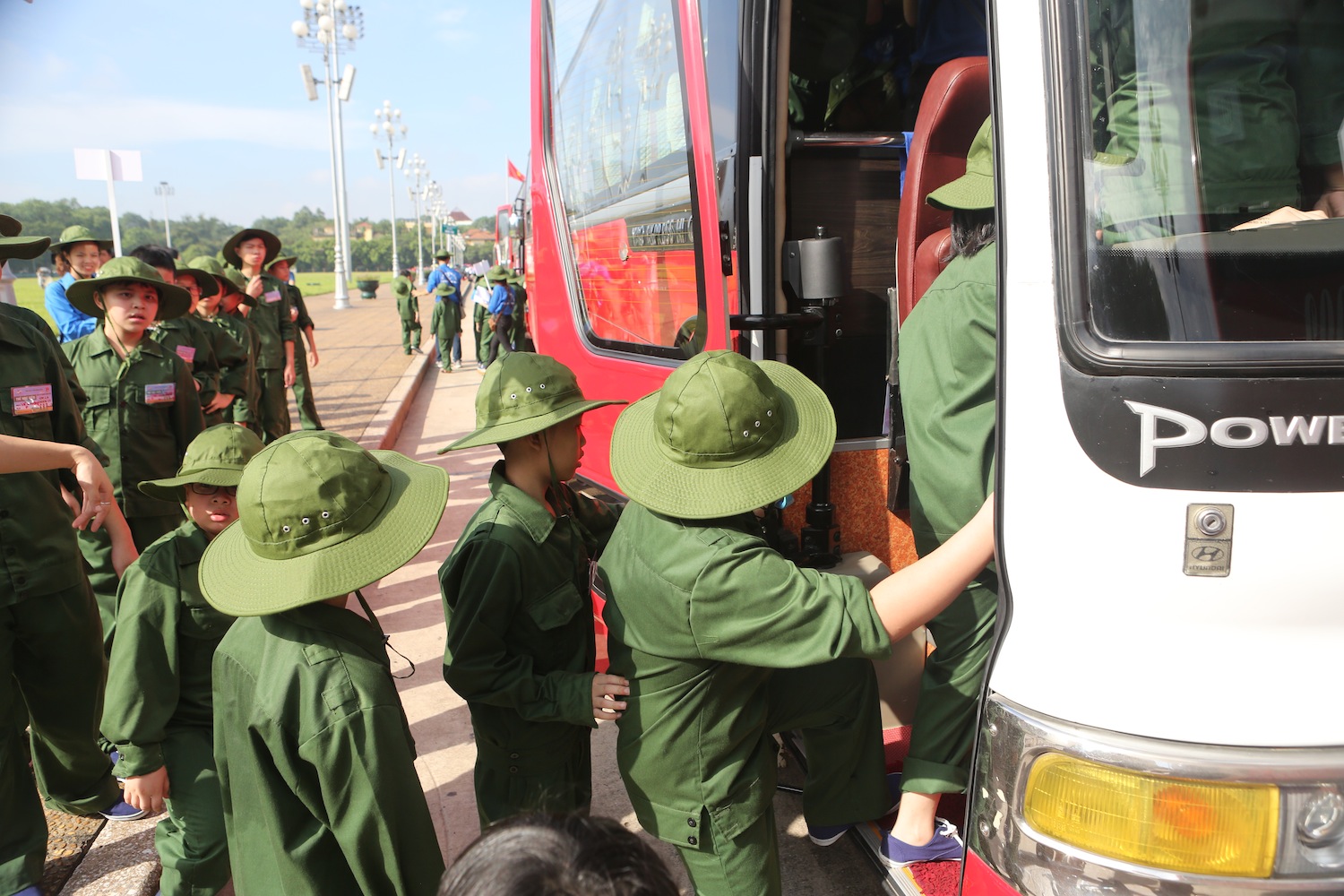 Tuy phải xa nhà một thời gian khá dài nhưng không có bạn nào khóc nhè đâu nhé