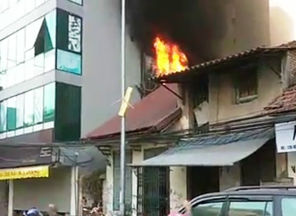 ch&aacute;y lớn tr&ecirc;n phố đội cấn