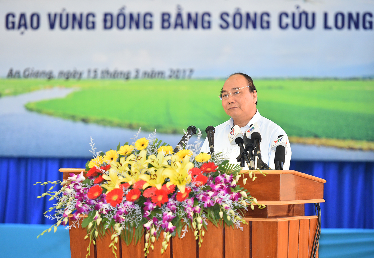 Thủ tướng Nguyễn Xu&acirc;n Ph&uacute;c chủ tr&igrave; Hội nghị &ldquo;Giải ph&aacute;p ph&aacute;t triển bền vững ng&agrave;nh h&agrave;ng l&uacute;a gạo v&ugrave;ng Đồng bằng s&ocirc;ng Cửu Long&rdquo;.