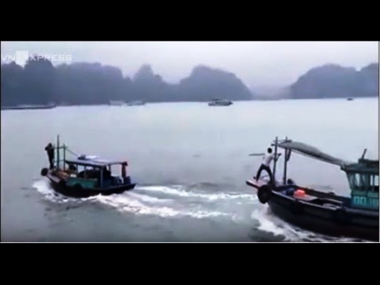 tàu gỗ đuổi nhau trên vịnh Hạ Long tàu gỗ đuổi nhau trên vịnh Hạ Long