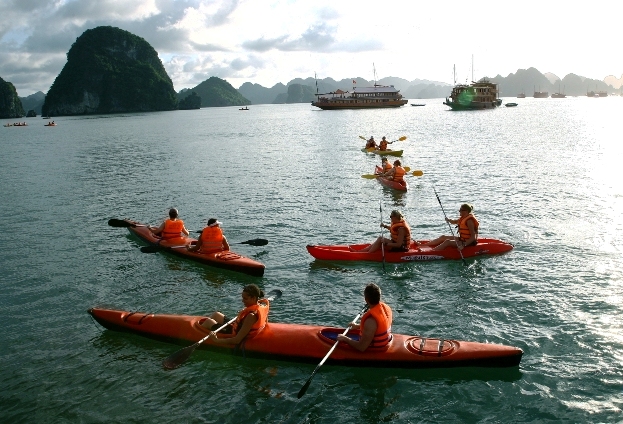 Dịch vụ chèo kayak trên vịnh Hạ Long Dịch vụ chèo kayak trên vịnh Hạ Long