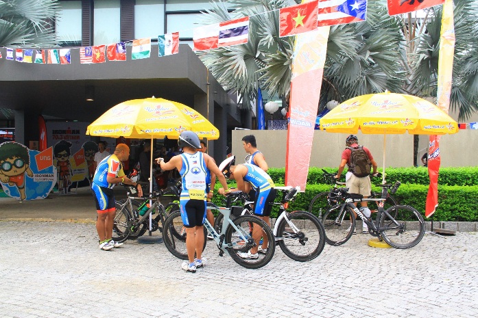 Tuần lễ sự kiện Ironman 70.3 Việt Nam đang tưng bừng diễn ra tại th&agrave;nh phố biển Đ&agrave; Nẵng. C&oacute; thể n&oacute;i rằng sự kiện Ironman 70.3 Việt Nam l&agrave; cuộc thi thể thao thu h&uacute;t đ&ocirc;ng người nước ngo&agrave;i nhất tại Việt Nam.   Theo cập nhật mới nhất từ Ban tổ chức, đến 17h00 ng&agrave;y 5/5 đ&atilde; c&oacute; gần 1500 vận động vi&ecirc;n động vi&ecirc;n ở 59 quốc gia đăng k&yacute; thi đấu. C&aacute;c vận động vi&ecirc;n đ&atilde; tập trung gần như đầy đủ tại th&agrave;nh phố Đ&agrave; Nẵng để l&agrave;m quen với thời tiết v&agrave; đường đua.
