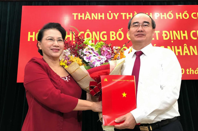 Chủ tịch Quốc hội Nguyễn Thị Kim Ng&acirc;n trao quyết định cho &ocirc;ng Nguyễn Thiện Nh&acirc;n. Ảnh: Thanh ni&ecirc;n