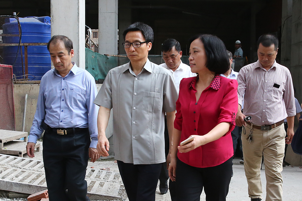 Ph&oacute; Thủ tướng Vũ Đức Đam khảo s&aacute;t nơi ở của c&ocirc;ng nh&acirc;n tại c&ocirc;ng trường x&acirc;y dựng khu chung cư cao cấp Hongkong Tower (số 243, đ&ecirc; La Th&agrave;nh)