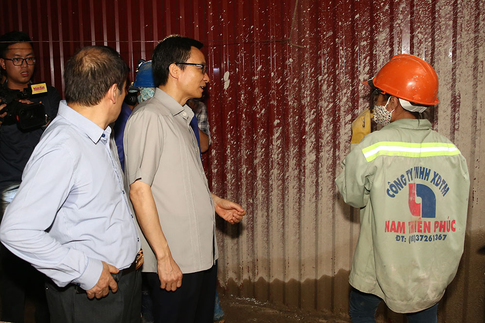 Ph&oacute; Thủ tướng hỏi chuyện một c&ocirc;ng nh&acirc;n về điều kiện ăn ở tại c&ocirc;ng trường x&acirc;y dựng khu chung cư cao cấp Hongkong Tower