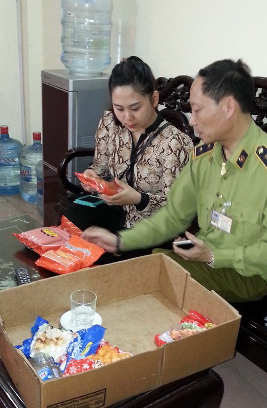 Chi cục QLTT H&agrave; Nội kiểm tra sản phẩm x&uacute;c x&iacute;ch của C&ocirc;ng ty Vietfoods sản xuất ng&agrave;y 20-4 - Ảnh: cơ quan chức năng cung cấp