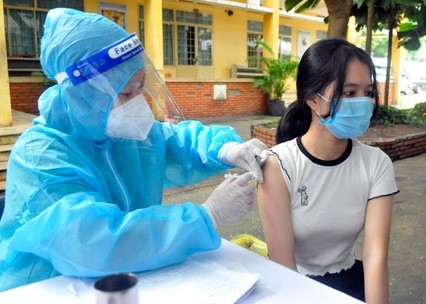 Học sinh tại nhiều tỉnh th&agrave;nh được ti&ecirc;m vaccine ph&ograve;ng COVID-19
