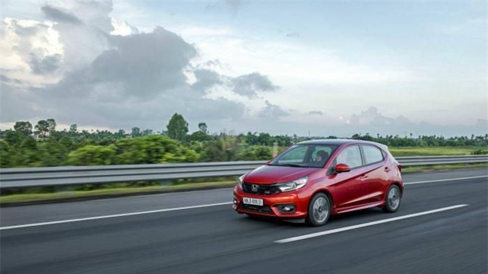 Honda Brio sau khi được giảm 100% lệ ph&iacute; trước bạ chỉ c&ograve;n hơn 400 triệu tại thị trường H&agrave; Nội