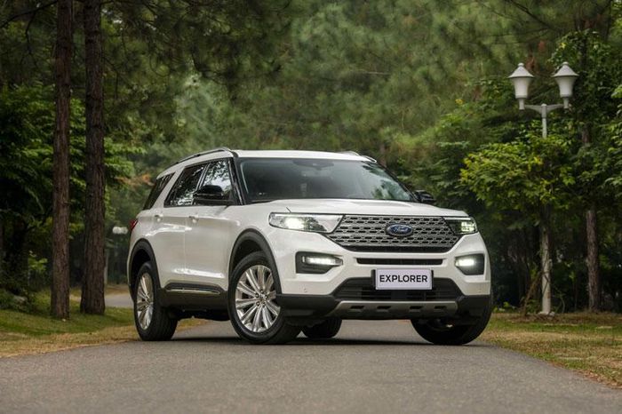 Lộ diện gi&aacute; lăn b&aacute;nh Ford Explorer 2022 vừa ra mắt ở Việt Nam