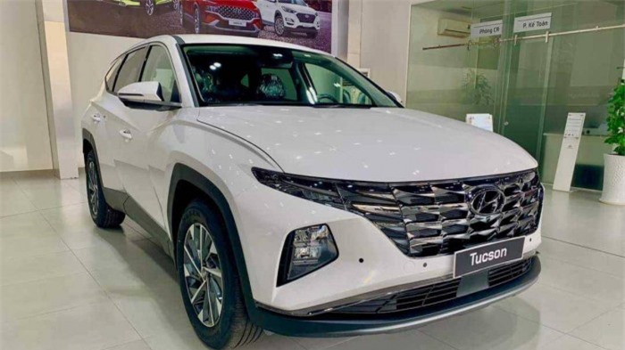 Gi&aacute; lăn b&aacute;nh xe Hyundai Tucson bị đội gi&aacute; 70 triệu đồng ở đại l&yacute;