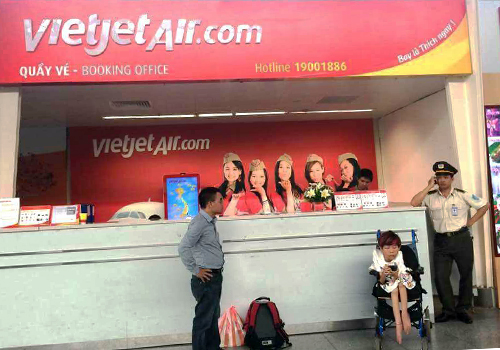 Chị V&acirc;n rất bức x&uacute;c khi bị Vietjet Air từ chối v&igrave; chị l&agrave; người khuyết tật