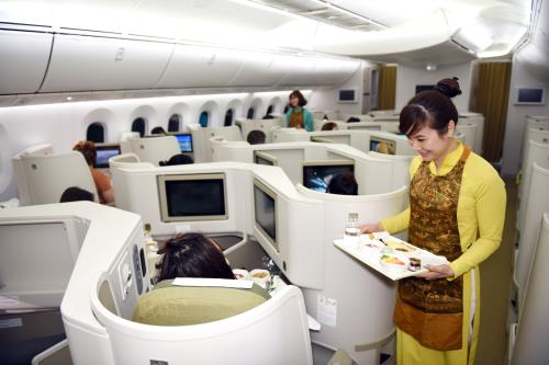 Vietnam Airlines đang nỗ lực cải tiến chất lượng phục vụ tr&ecirc;n mỗi chuyến bay để trở th&agrave;nh h&atilde;ng h&agrave;ng kh&ocirc;ng đạt chuẩn dịch vụ 4 sao
