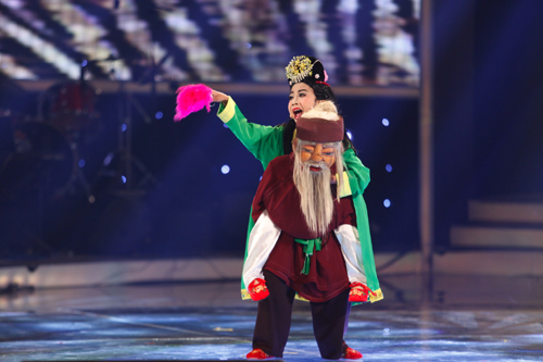 Tiết mục &Ocirc;ng gi&agrave; c&otilde;ng vợ đi xem hội của Đức Vĩnh tại chung kết Vietnam's Got Talent