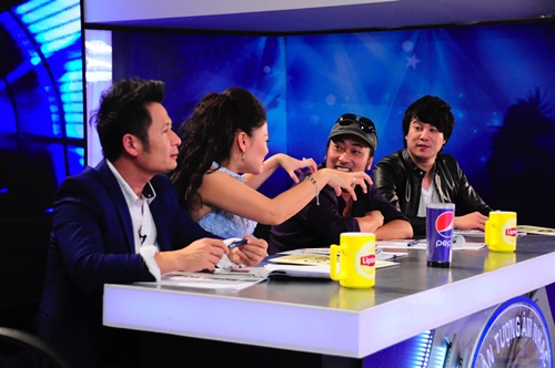 Gi&aacute;m khảo Vietnam Idol 2015 'sửng sốt' với m&agrave;n biểu diễn thảm họa