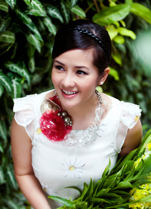Diva Hồng Nhung sẽ tạm thay thế vị tr&iacute; gi&aacute;m khảo Vietnam Idol 2015 của nữ ca sĩ Thu Minh