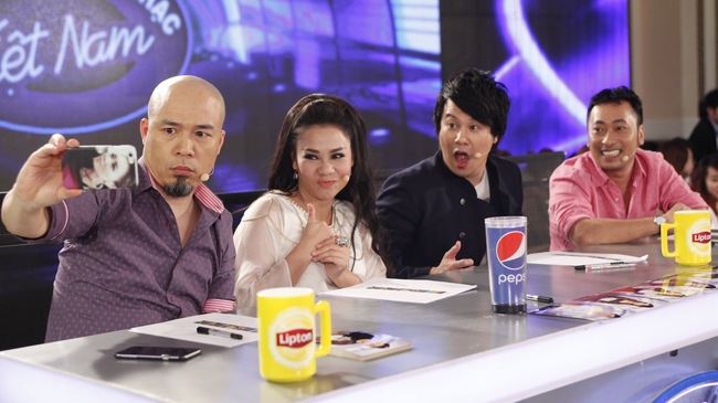 Nhạc sĩ Huy Tuấn sẽ đồng h&agrave;nh c&ugrave;ng bộ ba quyền lực v&agrave; c&aacute;c th&iacute; sinh tại V&ograve;ng nh&agrave; h&aacute;t Vietnam Idol 2015