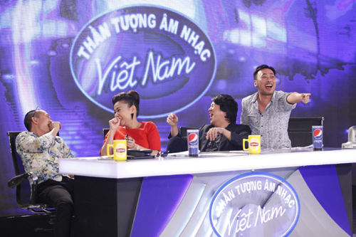Gi&aacute;m khảo Việt Nam idol 2015 cười ngặt nghẽo trước c&aacute;c phần tr&igrave;nh diễn 'thảm họa'