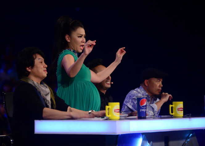B&agrave; bầu Thu Minh v&ocirc; c&ugrave;ng phấn kh&iacute;ch khi ngồi ghế gi&aacute;m khảo Vietnam Idol 2015