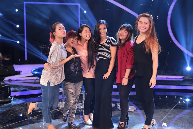 Phương Vy th&acirc;n thiết b&ecirc;n top 5 nữ Vietnam Idol