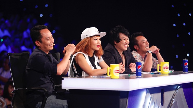 BGK Gala 2 Vietnam Idol 2015 vui vẻ thưởng thức m&agrave;n tr&igrave;nh diễn của c&aacute;c th&iacute; sinh