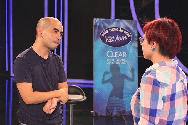 Nhạc sĩ Đức Tr&iacute; d&agrave;nh thời gian luyện tập c&ugrave;ng top 6 trước khi đ&ecirc;m Gala 4 Vietnam Idol diễn ra