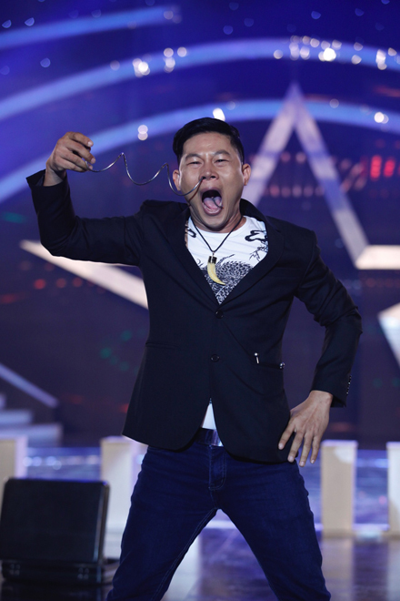 Màn trình di&ecirc;̃n nguy hi&ecirc;̉m của Bảo Cường khi&ecirc;́n nữ giám khảo Vietnam's Got Talent Thúy Hạnh quay mặt kh&ocirc;ng dám nhìn