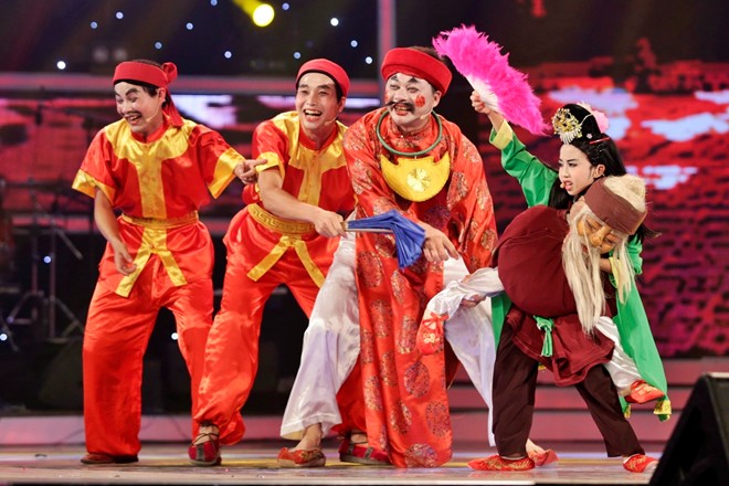 Đức Vĩnh h&oacute;a th&acirc;n xuất thần v&agrave;o vở tuồng &Ocirc;ng gi&agrave; c&otilde;ng vợ trẻ đi xem hội trong Vietnam's Got Talent 2015