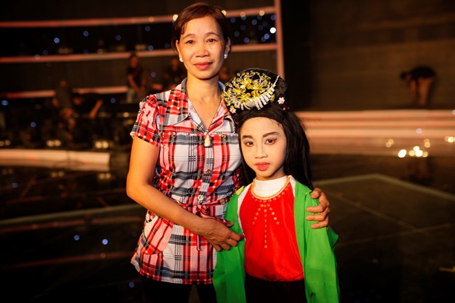 Mẹ của qu&aacute;n qu&acirc;n Vietnam's Got Talent 2015 chia sẻ chị kh&ocirc;ng muốn cho con trai xa mẹ sớm 