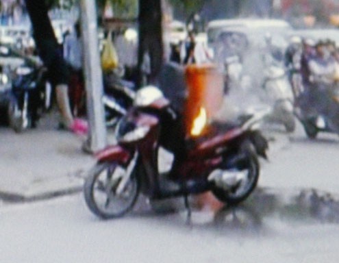 Chị Nguyễn Thị L&yacute;, phường Nghĩa Đ&ocirc; (Cầu Giấy, H&agrave; Nội) cho biết, khoảng 17h chiều 9/1, chị đi xe từ c&ocirc;ng ty tr&ecirc;n phố Th&agrave;nh C&ocirc;ng về nh&agrave;. Đến trước cổng đ&agrave;i truyền h&igrave;nh tr&ecirc;n phố Nguyễn Ch&iacute; Thanh, người d&acirc;n ph&aacute;t hiện kh&oacute;i x&igrave; ra từ cốp xe.  Chị nhanh ch&oacute;ng rời khỏi xe, mở cốp lấy t&uacute;i đồ v&agrave; h&ocirc; ho&aacute;n. Người d&acirc;n sinh sống gần đ&oacute; đ&atilde; nhanh ch&oacute;ng d&ugrave;ng nước v&agrave; b&igrave;nh bọt dập tắt ngọn lửa.