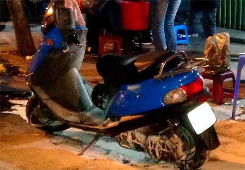 Tối 30/1, đang chạy tr&ecirc;n phố H&agrave;ng H&ograve;m (H&agrave; Nội), xe Attila đời cũ do một phụ nữ điều khiển bỗng bốc lửa k&egrave;m kh&oacute;i nghi ng&uacute;t.  > Xe Nouvo ch&aacute;y do qu&ecirc;n đậy nắp b&igrave;nh xăng  Do phố đ&ocirc;ng đ&uacute;c, nhiều người ph&aacute;t hiện xe ch&aacute;y đ&atilde; h&eacute;t l&ecirc;n, chủ xe nhanh ch&oacute;ng dừng lại. Sau khi mở cốp lấy đồ, người phụ nữ n&agrave;y đ&atilde; xin nước của h&agrave;ng ăn tr&ecirc;n vỉa h&egrave; dội v&agrave;o. Ngay khi bị dội nước, lửa từ sườn phải của xe bỗng bốc l&ecirc;n.  Chỉ tới khi người d&acirc;n gần đ&oacute; mang b&igrave;nh bọt tới ứng cứu, ngọn lửa mới được khống chếChủ xe cho biết, chiếc Attila được mua từ l&acirc;u nhưng chưa c&oacute; hỏng h&oacute;c lớn. Sau gần một th&aacute;ng kh&ocirc;ng sử dụng, tối qua chị lấy xe ra đi th&igrave; bị ch&aacute;y. Trước đ&oacute; chị đ&atilde; đổ xăng ở cửa h&agrave;ng tr&ecirc;n phố Trần Kh&aacute;t Ch&acirc;n (đối diện phố V&otilde; Thị S&aacute;u)