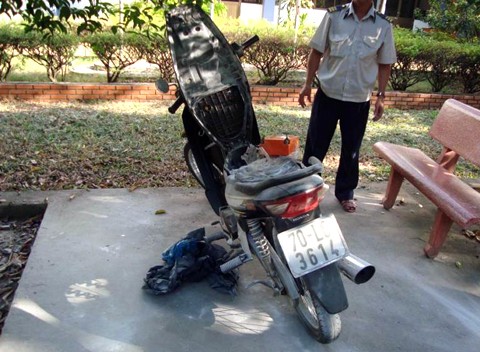 S&aacute;ng 30/12, xe m&aacute;y tại b&atilde;i giữ xe ĐH Giao th&ocirc;ng Vận tải TP HCM (phường 25, quận B&igrave;nh Thạnh) bỗng nhi&ecirc;n bốc kh&oacute;i nghi ng&uacute;t.Chiếc xe mang nh&atilde;n hiệu Wave của một sinh vi&ecirc;n trong trường. Ngay khi ph&aacute;t hiện, lực lượng bảo vệ đ&atilde; d&ugrave;ng b&igrave;nh bột x&aacute;ch tay để khống chế.  X&aacute;c định kh&oacute;i ph&aacute;t ra từ cốp xe, bảo vệ đ&atilde; cạy cốp, tiếp tục d&ugrave;ng b&igrave;nh bột để dập, đồng thời cắt rời c&aacute;c d&acirc;y điện của b&igrave;nh ắc quy trong cốp v&agrave; khống chế được sự cố
