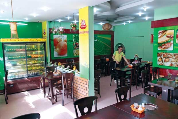 Khu vực ăn uống b&ecirc;n trong cửa h&agrave;ng đối chứng Việt Hương. Ảnh: Thanh Hảo