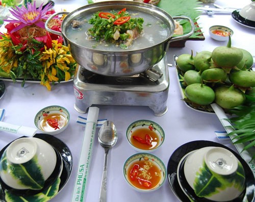 Lẩu chua với tr&aacute;i bần sẻ - Ảnh: Trần Kim Đ&iacute;nh