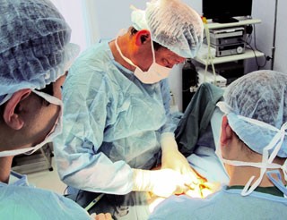 B&aacute;c sĩ bệnh viện Xanh P&ocirc;n đang thực hiện một ca n&acirc;ng ngực - Ảnh Li&ecirc;n Ch&acirc;u